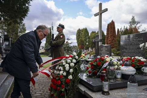02_Andrzej_Dera_15_rocznica_Katastrofy_Smolenskiej_wieniec_Ryszard_Rumianek-_20250410_LB_16974.jpg
