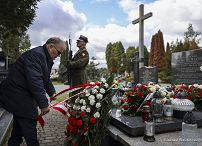 02_Andrzej_Dera_15_rocznica_Katastrofy_Smolenskiej_wieniec_Ryszard_Rumianek-_20250410_LB_16974.jpg