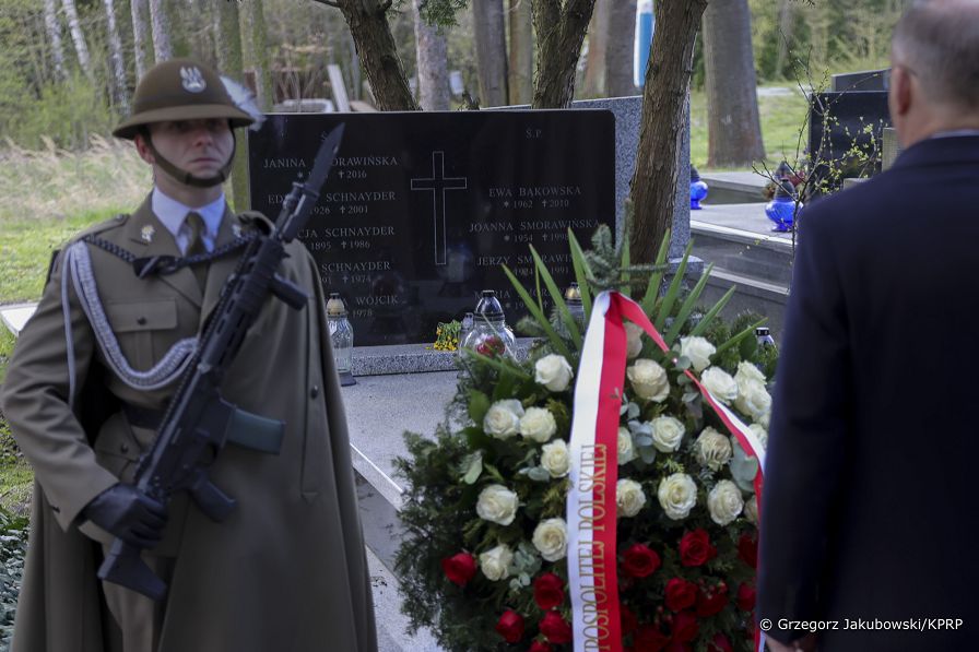 26_Andrzej_Duda_15_rocznica_Katastrofy_Smolenskiej_wieniec_Ewa_Bakowska -_20250410_GJB_5967.jpg