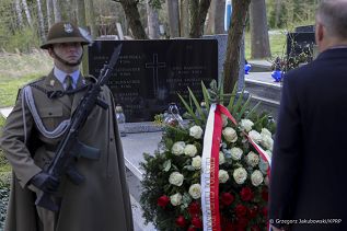 26_Andrzej_Duda_15_rocznica_Katastrofy_Smolenskiej_wieniec_Ewa_Bakowska -_20250410_GJB_5967.jpg