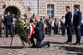 002_Prezydent_Andrzej_Duda_wieniec_Krzyz_Katynski_wypowiedz_20250413_LB_19214.jpg