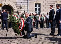 002_Prezydent_Andrzej_Duda_wieniec_Krzyz_Katynski_wypowiedz_20250413_LB_19214.jpg