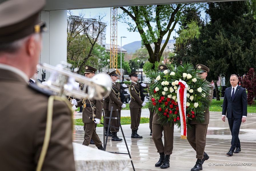 001_Prezydent_Andrzej_Duda_zlozenie_wienca_pod_Pomnikiem_Obroncow_Ojczyzny_20250415_MB2_1012.jpg