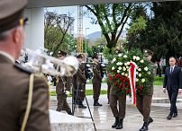 001_Prezydent_Andrzej_Duda_zlozenie_wienca_pod_Pomnikiem_Obroncow_Ojczyzny_20250415_MB2_1012.jpg