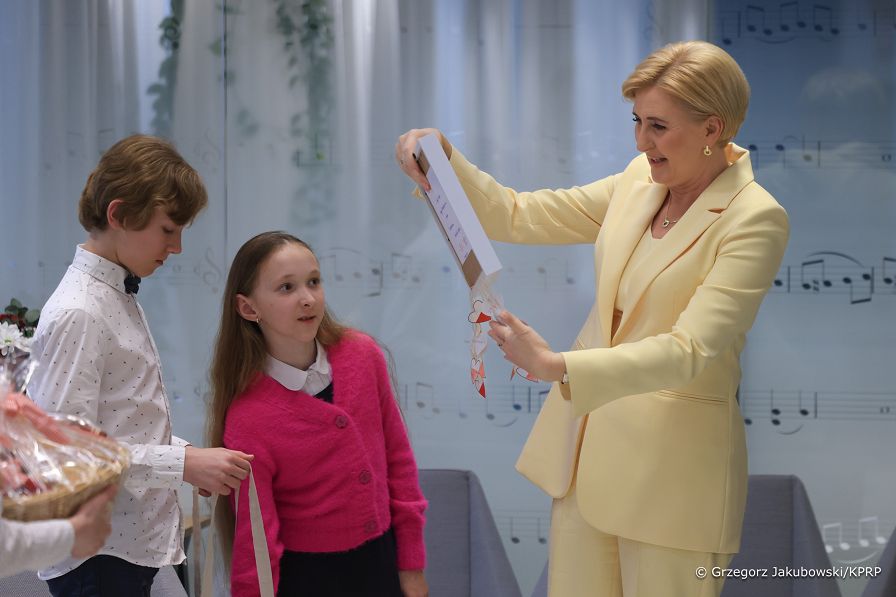 006_Agata_Kornhauser_Duda_spotkanie_przedstawiciele_Polskiej_Szkoly_im_Marii_Sklodowskiej_Curie_20250415_GJA_7183.jpg