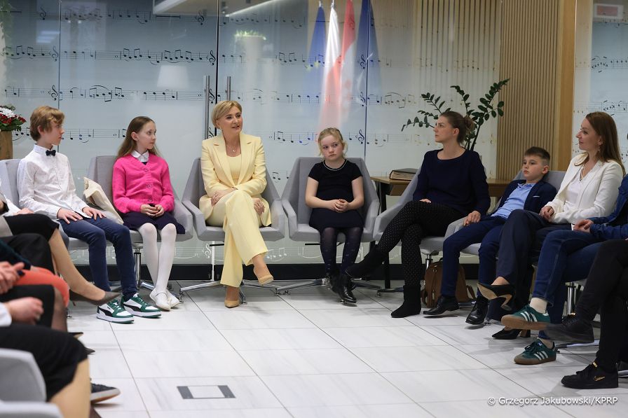 005_Agata_Kornhauser_Duda_spotkanie_przedstawiciele_Polskiej_Szkoly_im_Marii_Sklodowskiej_Curie_20250415_GJA_7119.jpg