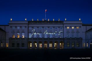 001_Iluminacja_Pałac_Prezydencki_20_rocznica_śmierci_Jan_Paweł_2_02-04-2025_PK1_6216.jpg