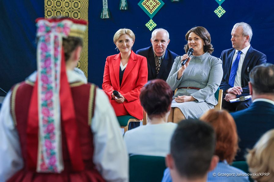 017_Agata_Kornhauser_Duda_wizyta_Prezydentowa_Diana_Nausediene_Liceum_Punsk_20250401_GJA_0915.jpg