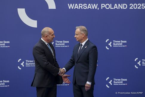27_Andrzej_Duda_Szczyt_Trojmorza_-powitania_Warszawa_20250429_PK2_5684.jpg