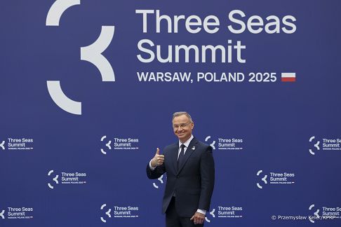 02_Andrzej_Duda_Szczyt_Trojmorza_-powitania_Warszawa_20250429_PK2_4860.jpg