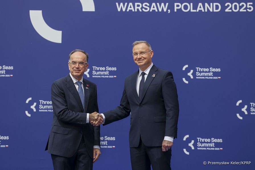 24_Andrzej_Duda_Szczyt_Trojmorza_-powitania_Warszawa_20250429_PK2_5574.jpg