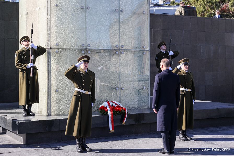 002_Prezydent_Andrzej_Duda_wieniec_Pomnik_Zwyciestwa_w_wojnie_o_niepodleglosc_Republiki_Estonskiej_20250408_PK1_1344.jpg