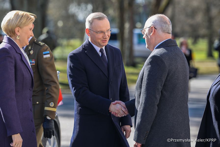 002_Andrzej_Duda_Agata_Kornhauser_Duda_Wizyta_Estonia_powitanie__08-04-2025_PK2_7849.jpg.JPG