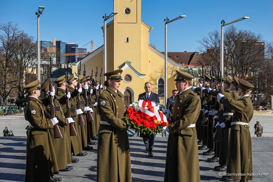 001_Prezydent_Andrzej_Duda_wieniec_Pomnik_Zwyciestwa_w_wojnie_o_niepodleglosc_Republiki_Estonskiej_20250408_PK1_1296.jpg