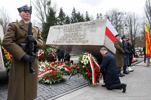 020_Andrzej_Duda_Obchody_12_rocznicy_Katastrofy_Smolenskiej_Powazki_pomnik_ofiar_20220410_GJB_5734.jpg