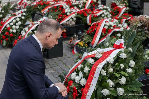 32__Andrzej_Duda_13_rocznica_katastrofy_smolenskiej_Powazki_Warszawa_20230410_PK1_2248.jpg