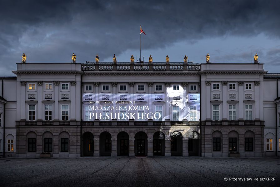 001_Iluminacja_90_rocznica_smierci_Marszalka_Jozefa_Pilsudskiego_20250512_PK1_0529-Poprawione-Szum.jpg