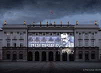 001_Iluminacja_90_rocznica_smierci_Marszalka_Jozefa_Pilsudskiego_20250512_PK1_0529-Poprawione-Szum.jpg