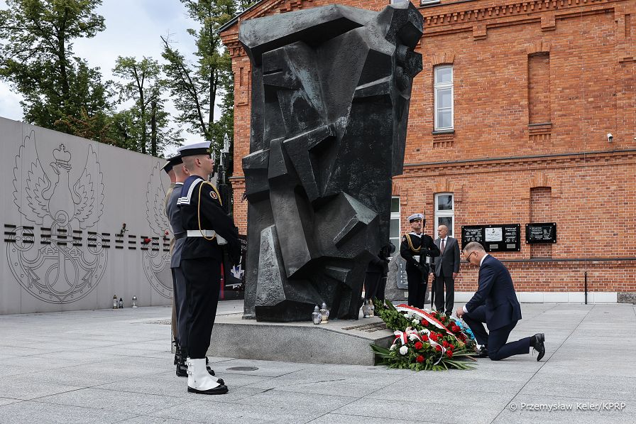001_c_Prezydent_Andrzej_Duda_wieniec_pomnik_Zolnierzy_Poleglych_w_Misjach_Operacjach_Wojskowych_20250529_PK1_4757.jpg