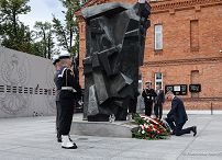 001_c_Prezydent_Andrzej_Duda_wieniec_pomnik_Zolnierzy_Poleglych_w_Misjach_Operacjach_Wojskowych_20250529_PK1_4757.jpg
