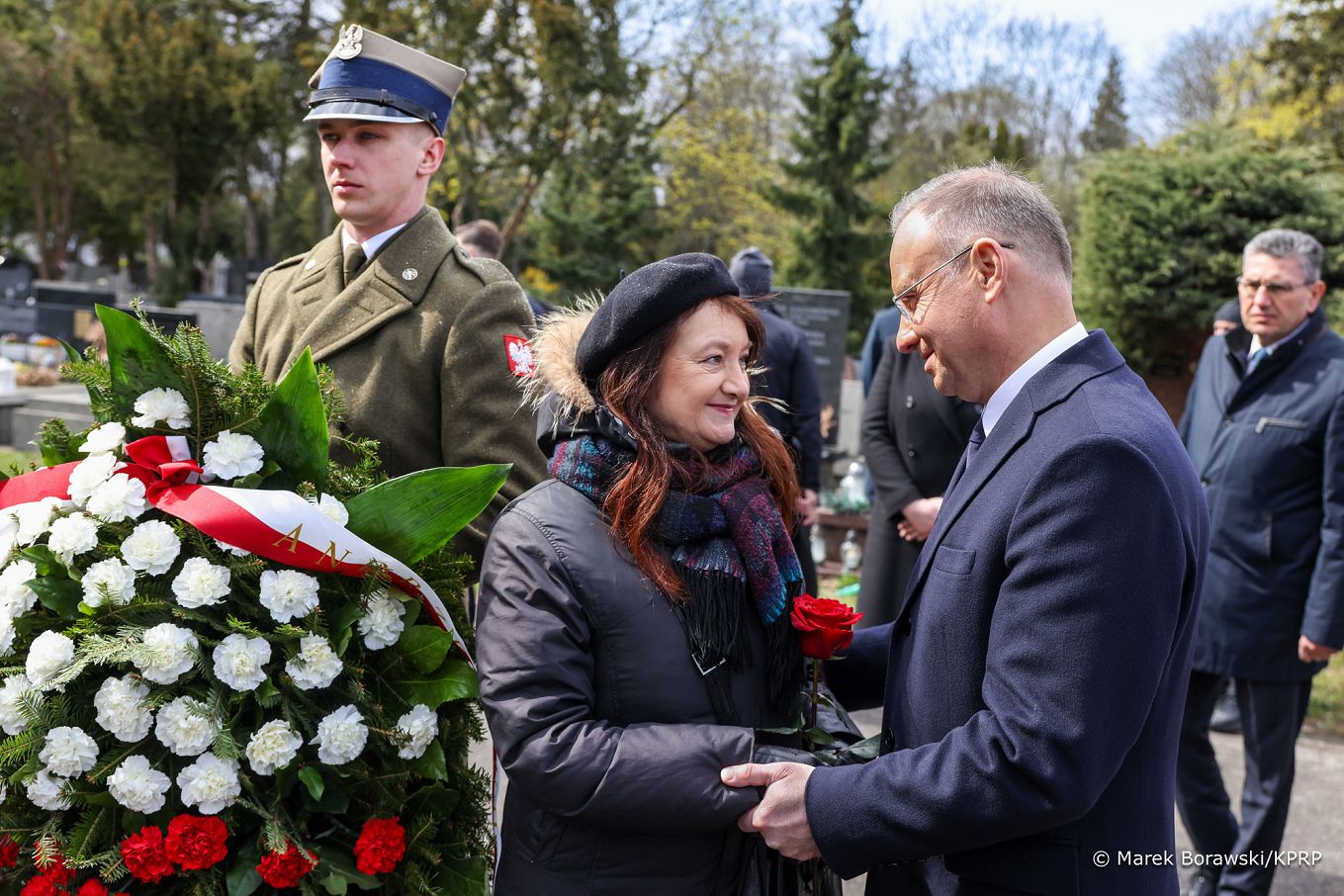004_Prezydent_Andrzej_Duda_Min_Malgorzata_Paprocka_wience_Powazki_15_rocznica_Katastrofy_smolenskiej_20250410_MB1_8393.jpg