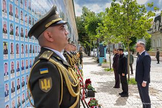 005_Prezydent_Andrzej_Duda_kwiaty_Sciana_Pamieci_Poleglych_za_Ukraine_Kijow_20250628_MB1_3802.jpg