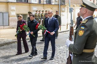 002_Prezydent_Andrzej_Duda_kwiaty_Sciana_Pamieci_Poleglych_za_Ukraine_Kijow_20250628_MB1_3706.jpg