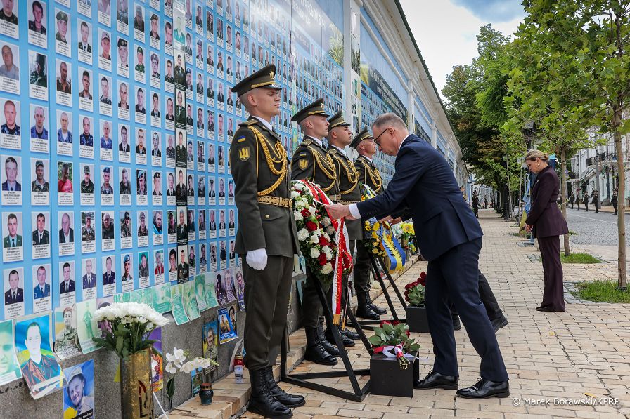 004_Prezydent_Andrzej_Duda_kwiaty_Sciana_Pamieci_Poleglych_za_Ukraine_Kijow_20250628_MB1_3775.jpg