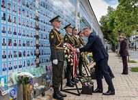 004_Prezydent_Andrzej_Duda_kwiaty_Sciana_Pamieci_Poleglych_za_Ukraine_Kijow_20250628_MB1_3775.jpg