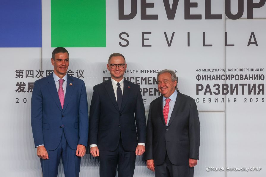 002_Andrzej_Duda_Wizyta_Hiszpania_dzień_2_Financing_fo_Development_powitanie_30-06-2025_MB2_3986.jpg.JPG