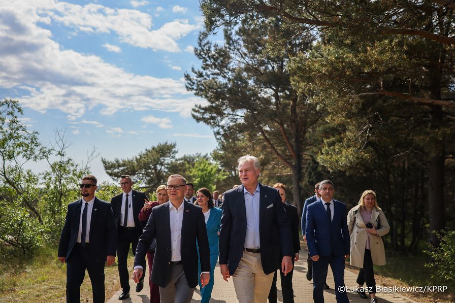 004_Andrzej_Duda_Agata_Kornhauser_Duda_Nida_spacer_wydma_03-06-2025_LB_24136.jpg.JPG