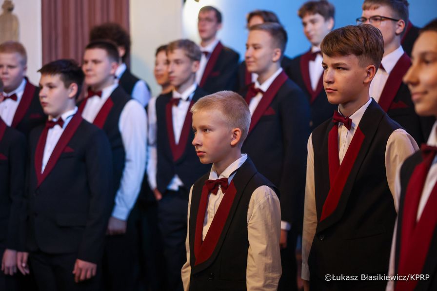 010_Andrzej_Duda_Agata_Kornhauser_Duda_Nida_spacer_wydma_03-06-2025_LB_24527.jpg.JPG