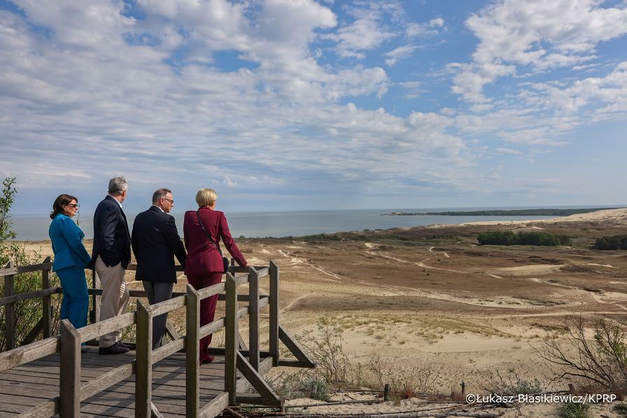 006_Andrzej_Duda_Agata_Kornhauser_Duda_Nida_spacer_wydma_03-06-2025_LB_24228.jpg.JPG