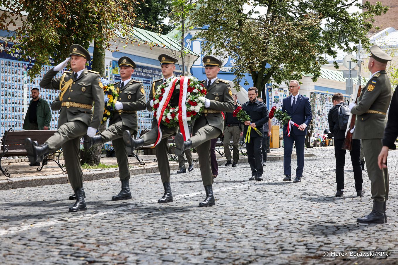 072_003_Prezydent_Andrzej_Duda_kwiaty_Sciana_Pamieci_Poleglych_za_Ukraine_Kijow_20250628_MB2_2996.jpg