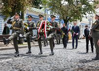 072_003_Prezydent_Andrzej_Duda_kwiaty_Sciana_Pamieci_Poleglych_za_Ukraine_Kijow_20250628_MB2_2996.jpg