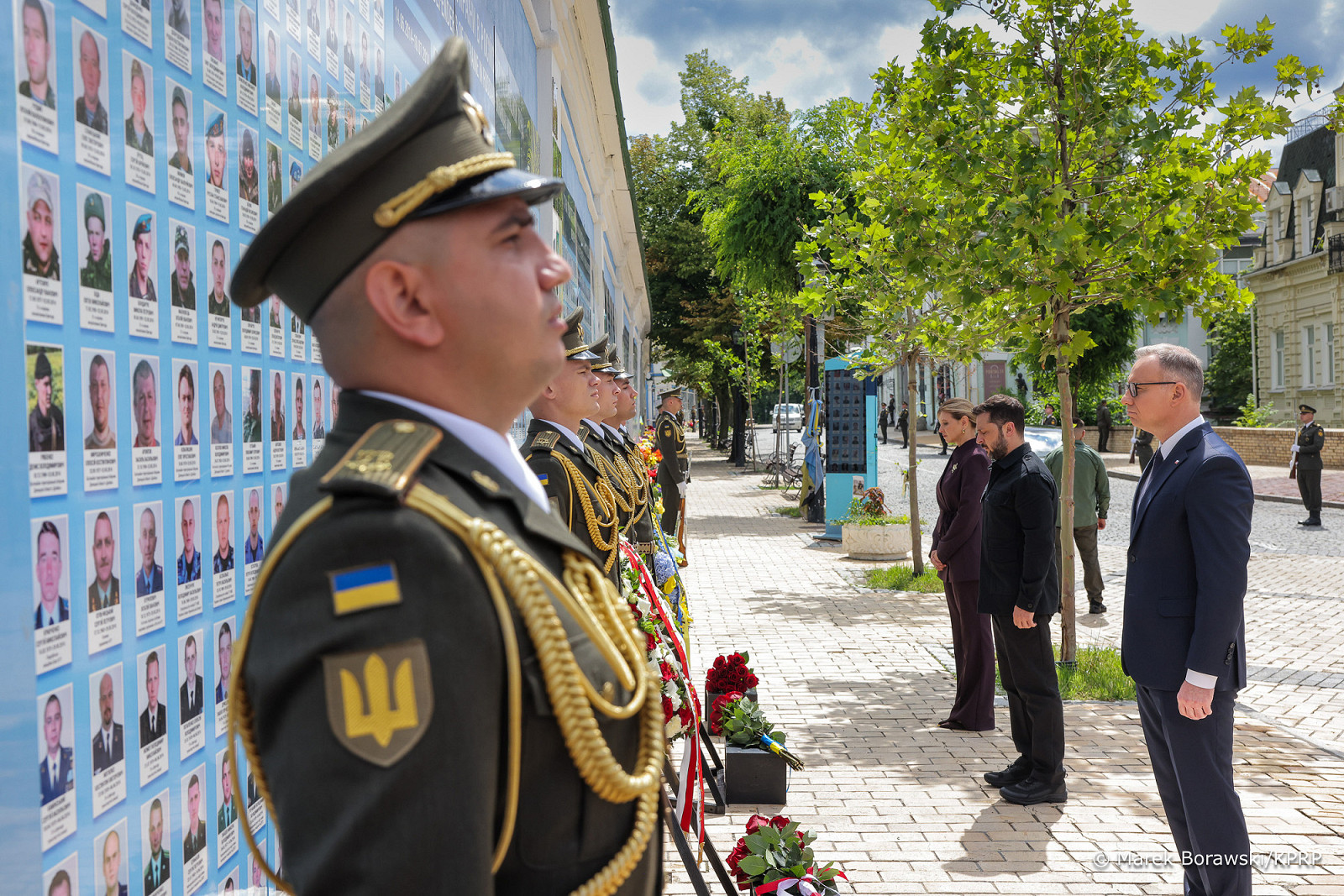 005_Prezydent_Andrzej_Duda_kwiaty_Sciana_Pamieci_Poleglych_za_Ukraine_Kijow_20250628_MB1_3802.jpg [1.01 MB]