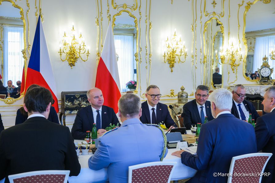 015_Andrzej_Duda_Wizyta_Pary_Prezydenckiej_w_Republice_Czeskiej_spotkanie_delegacji_07-07-2025_MB1_9447.jpg