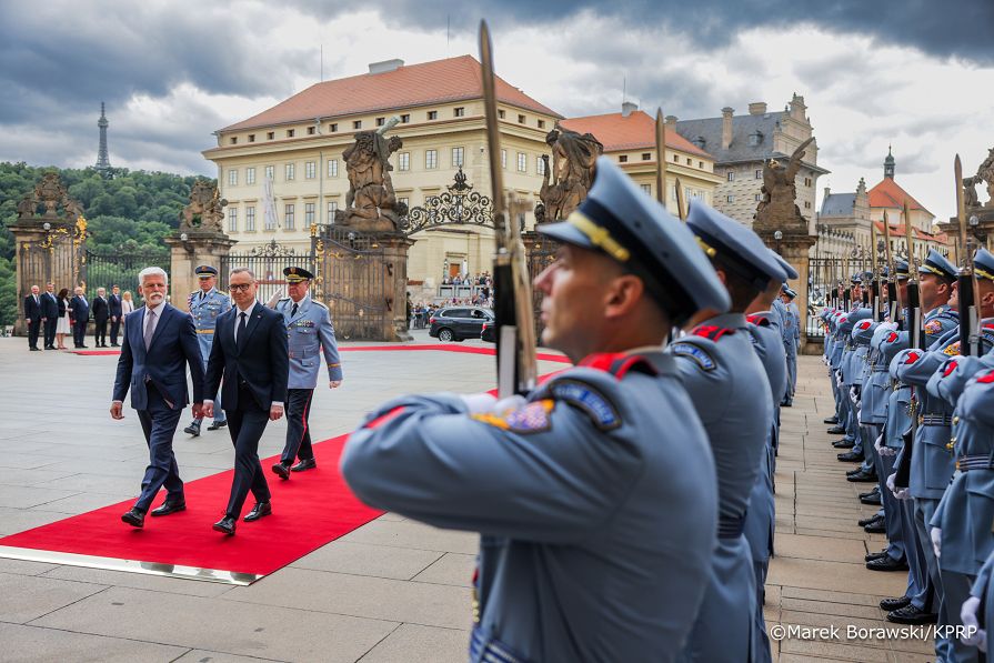 005_Andrzej_Duda_Agata_Korhauser_Duda_Wizyta_Pary_Prezydenckiej_w_Republice_Czeskiej_powitanie_07-07-2025_MB1_9111.jpg