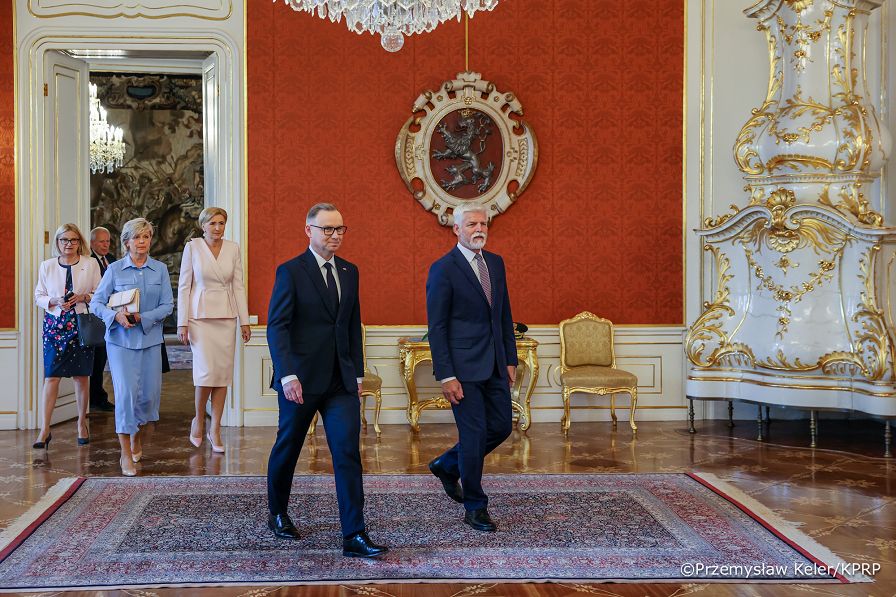 008_Andrzej_Duda_Agata_Korhauser_Duda_Wizyta_Pary_Prezydenckiej_w_Republice_Czeskiej_powitanie_07-07-2025_PK1_8337.jpg