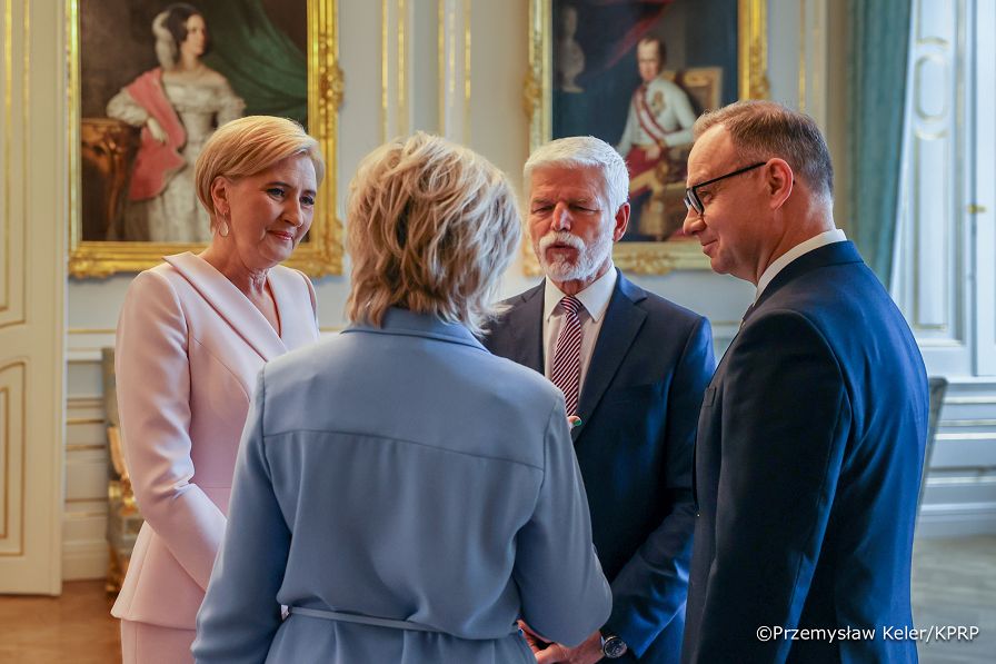 007_Andrzej_Duda_Agata_Korhauser_Duda_Wizyta_Pary_Prezydenckiej_w_Republice_Czeskiej_powitanie_07-07-2025_PK1_8330.jpg