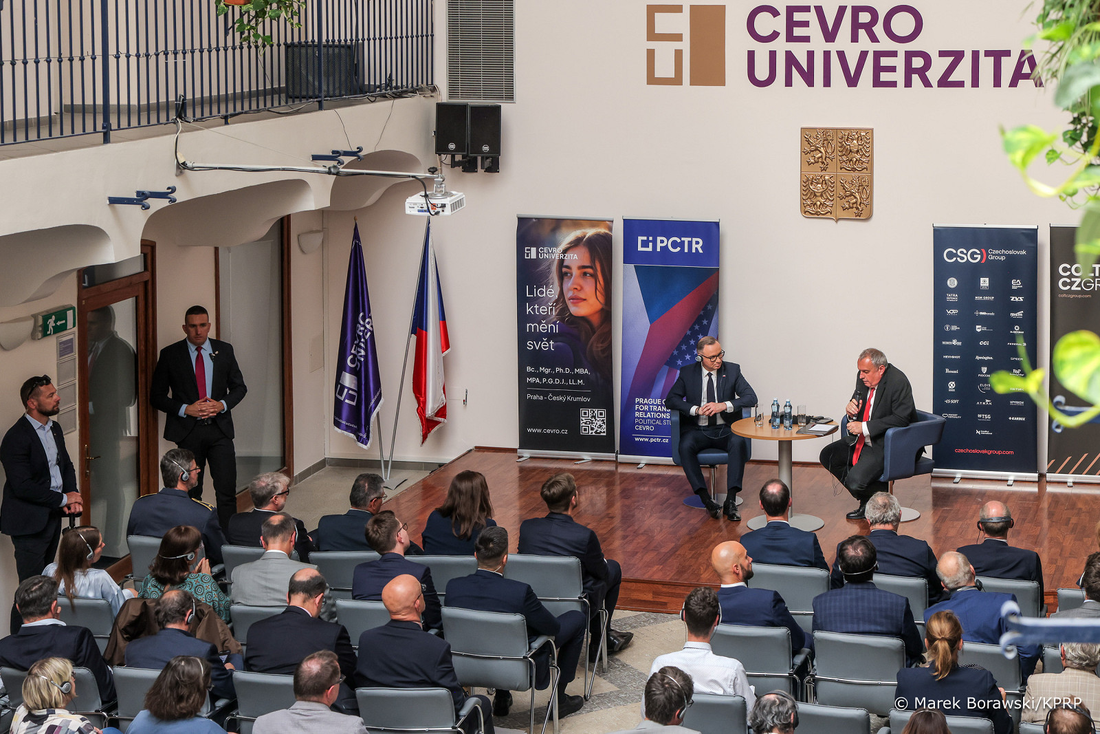003_Prezydent_Andrzej_Duda_wizyta_Uniwersytet_CEVRO_Praga_Republika_Czeska_20250707_MB1_0636.jpg [1.09 MB]