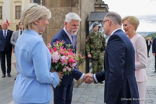 001_Andrzej_Duda_Agata_Korhauser_Duda_Wizyta_Pary_Prezydenckiej_w_Republice_Czeskiej_powitanie_07-07-2025_MB1_9076.jpg
