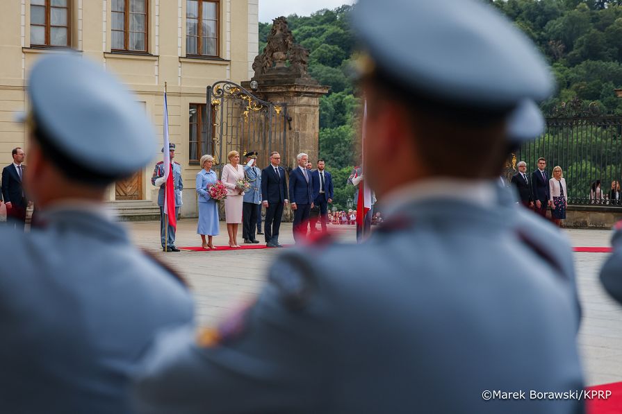 003_Andrzej_Duda_Agata_Korhauser_Duda_Wizyta_Pary_Prezydenckiej_w_Republice_Czeskiej_powitanie_07-07-2025_MB2_5367.jpg