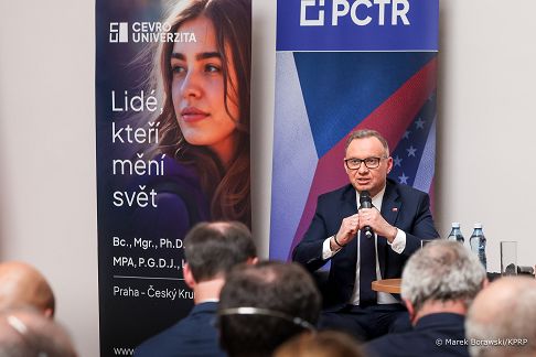 002_Prezydent_Andrzej_Duda_wizyta_Uniwersytet_CEVRO_Praga_Republika_Czeska_20250707_MB2_5617.jpg