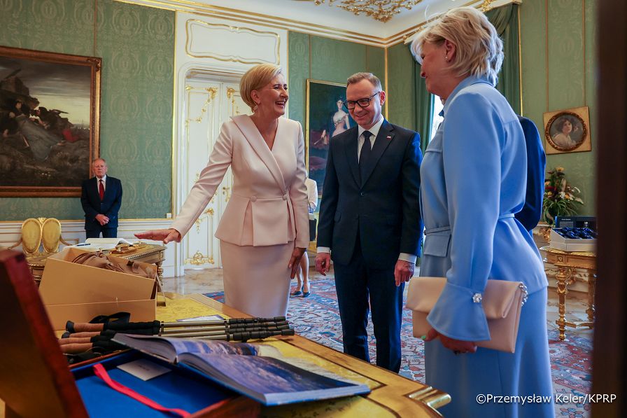009_Andrzej_Duda_Agata_Korhauser_Duda_Wizyta_Pary_Prezydenckiej_w_Republice_Czeskiej_powitanie_07-07-2025_PK1_8388.jpg