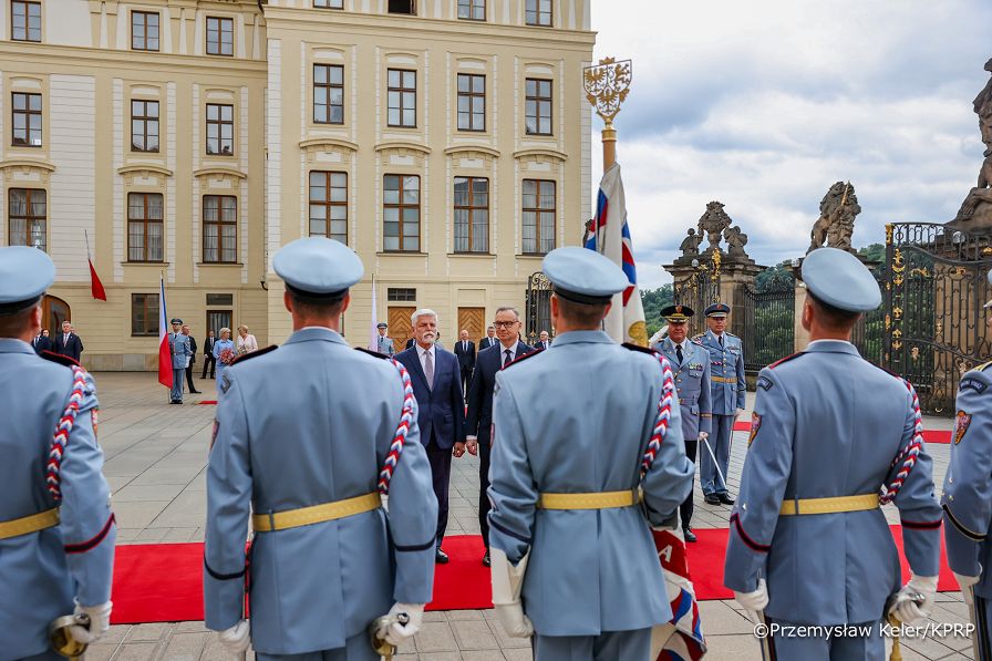 004_Andrzej_Duda_Agata_Korhauser_Duda_Wizyta_Pary_Prezydenckiej_w_Republice_Czeskiej_powitanie_07-07-2025_PK1_8254.jpg