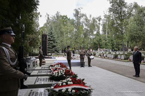 02_Piotr_Cwik_zlozenie_wiencow_groby_Dowodcow_Armii_Krajowej_20250801_PK1_2187.jpg