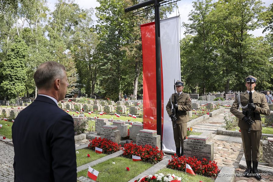 06_Piotr_Cwik_zlozenie_wiencow_groby_Dowodcow_Armii_Krajowej_20250801_PK1_2396.jpg