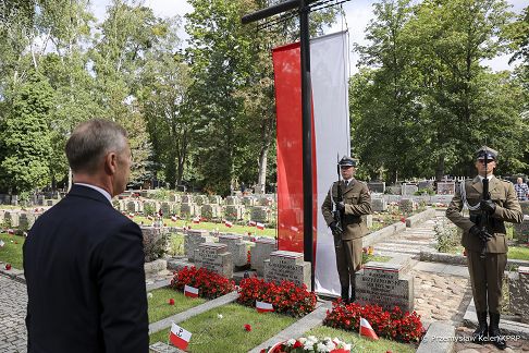 06_Piotr_Cwik_zlozenie_wiencow_groby_Dowodcow_Armii_Krajowej_20250801_PK1_2396.jpg