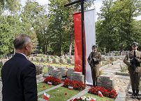 06_Piotr_Cwik_zlozenie_wiencow_groby_Dowodcow_Armii_Krajowej_20250801_PK1_2396.jpg